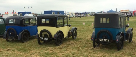 VT9016 (on left) at Errol classic car show